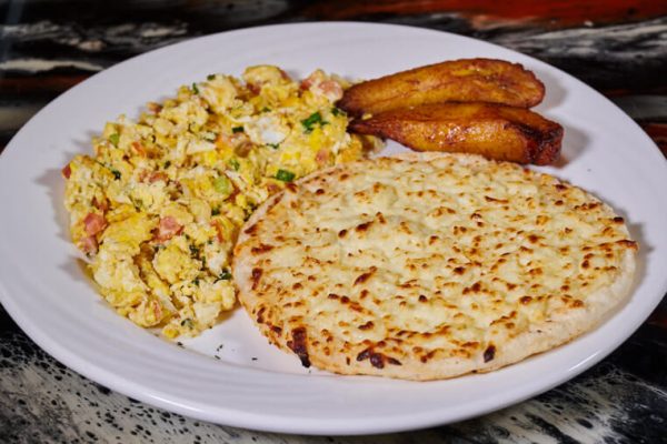 Huevos Revueltos Con Arepa Con Queso